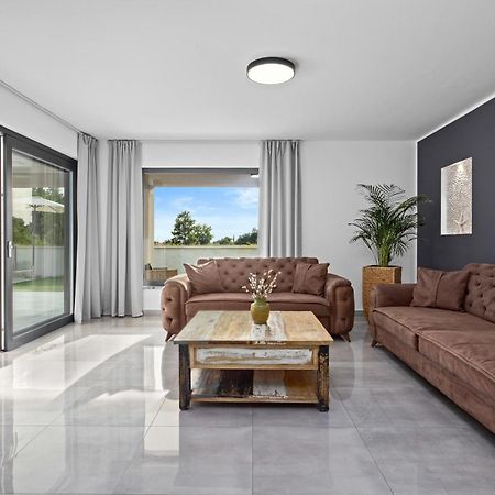 Special Offer! New Luxury Apartment With Pool, Fitness, Outdoor Bar&Grill Buje Exterior photo