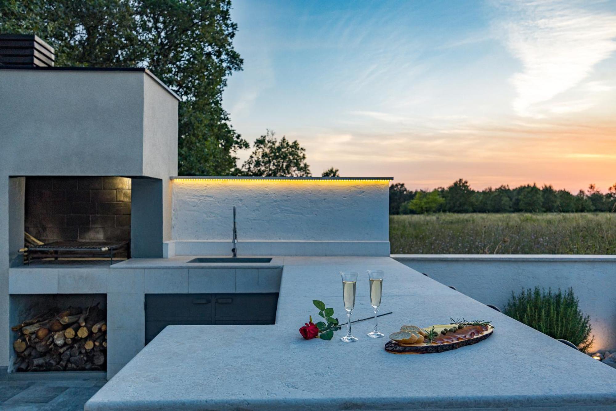 Special Offer! New Luxury Apartment With Pool, Fitness, Outdoor Bar&Grill Buje Exterior photo