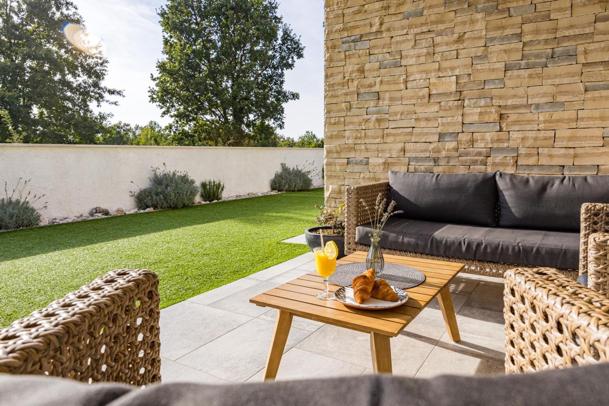Special Offer! New Luxury Apartment With Pool, Fitness, Outdoor Bar&Grill Buje Exterior photo